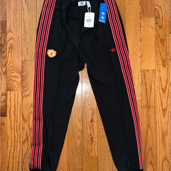 Manchester United Icon Adidas Track Pants Size Large NEW - Picture 1 of 3